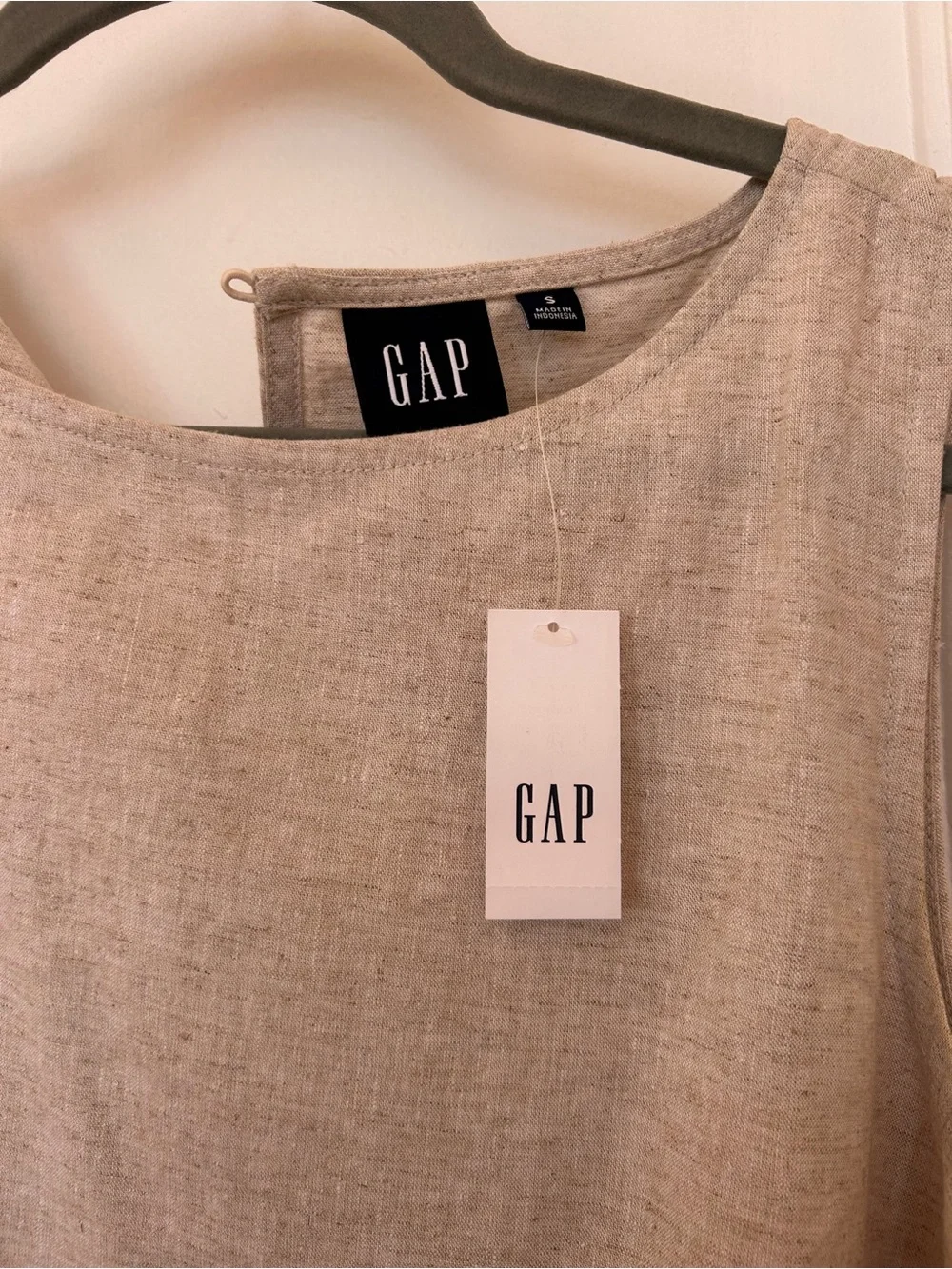 GAP Sleeveless Linen-Blend Tank Top in Natural Beige - Picture 2 of 3